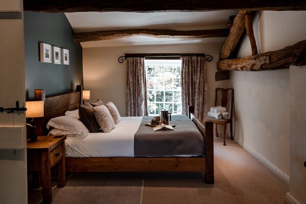 6 bedrooms, free WiFi, bed sheets - Carrholme Cottage - Rural luxury, sleeps 12 guests  in 6 bedrooms (Settle)