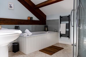 Een bad/douchecombinatie, een haardroger