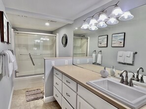 Ensemble douche/baignoire, sèche-cheveux, serviettes fournies