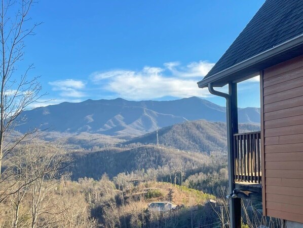 Una cabaña con vistas a montañas.