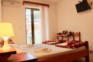 Traditional Room | Desk, soundproofing, iron/ironing board, free WiFi