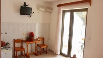 Kamar Double Klasik | Meja kerja, kedap suara, setrika/meja setrika, dan Wi-Fi gratis
