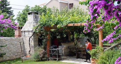 300 meters to the beach, with sea view and garden
