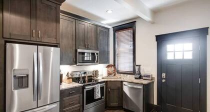 Prime Highlands 8BR 6BA KINGS |.Huge Yard-Parking