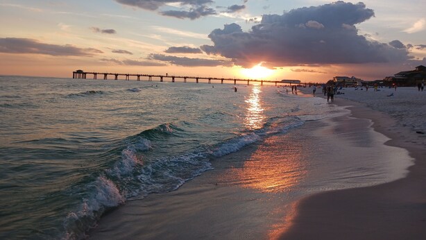 Sun loungers - Relax by the sea! Three bedroom home with pool awaits you near Destin Beaches. (Fort Walton Beach)