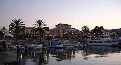 Amazing panoramic ocean views, large sunny terrace.