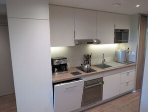 Jääkaappi, mikroaaltouuni, uuni, liesi