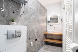 تجهيزات دش، مجففات شعر، مناشف، صابون