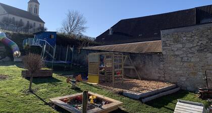 Beautiful, bright vacation apartment with a view of the vineyards and church