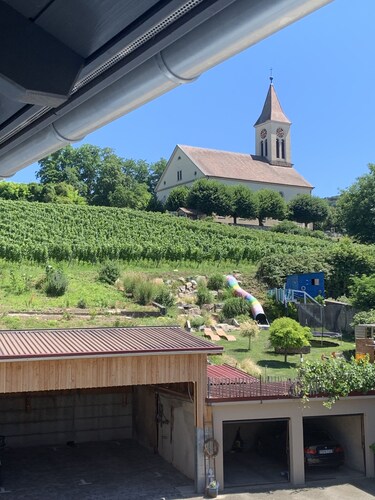 Beautiful, bright vacation apartment with a view of the vineyards and church