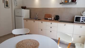 Een koelkast, een magnetron, een kookplaat