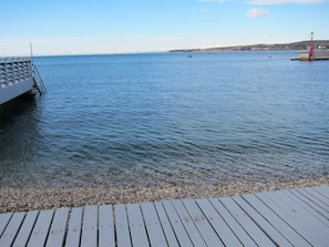 På stranden