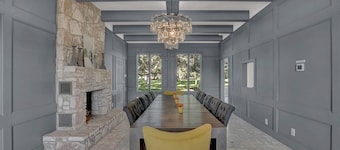 New Braunfels Estate, Two Homes, Pool + Sleeps 34