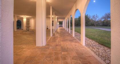 Casa Blanca at La Dolce Vita, Luxury Hill Country Mansion with Pool