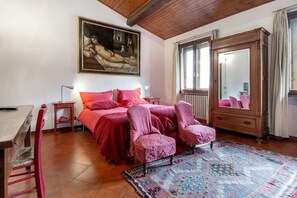 2 soverom, skrivebord, strykejern/-brett og reiseseng for barn