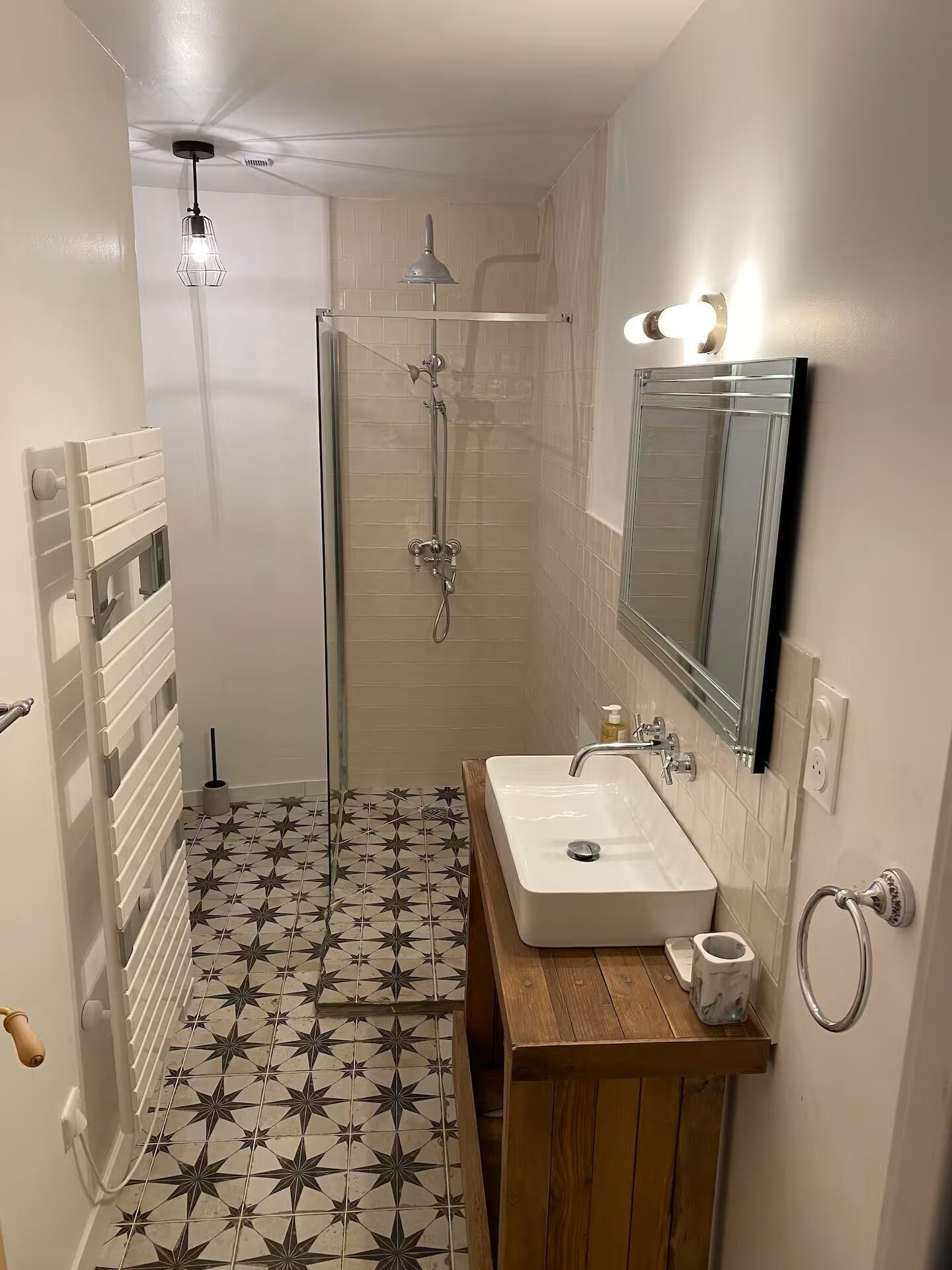 Douche, sèche-cheveux, serviettes fournies