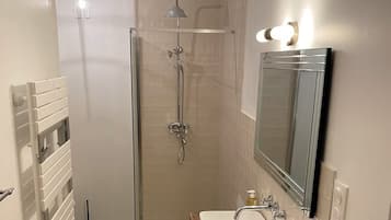 Douche, sĂšche-cheveux, serviettes fournies
