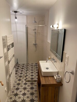 Dusche, Haartrockner, Handtücher