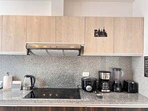 Refrigerador, microondas, parrilla de estufa y cafetera y tetera 