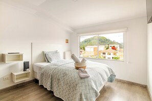 5 bedrooms, desk, iron/ironing board, free WiFi - Family Home with Suite for 13 | Mall del Alto | Garage | BBQ | Pet-Friendly (Cuenca)