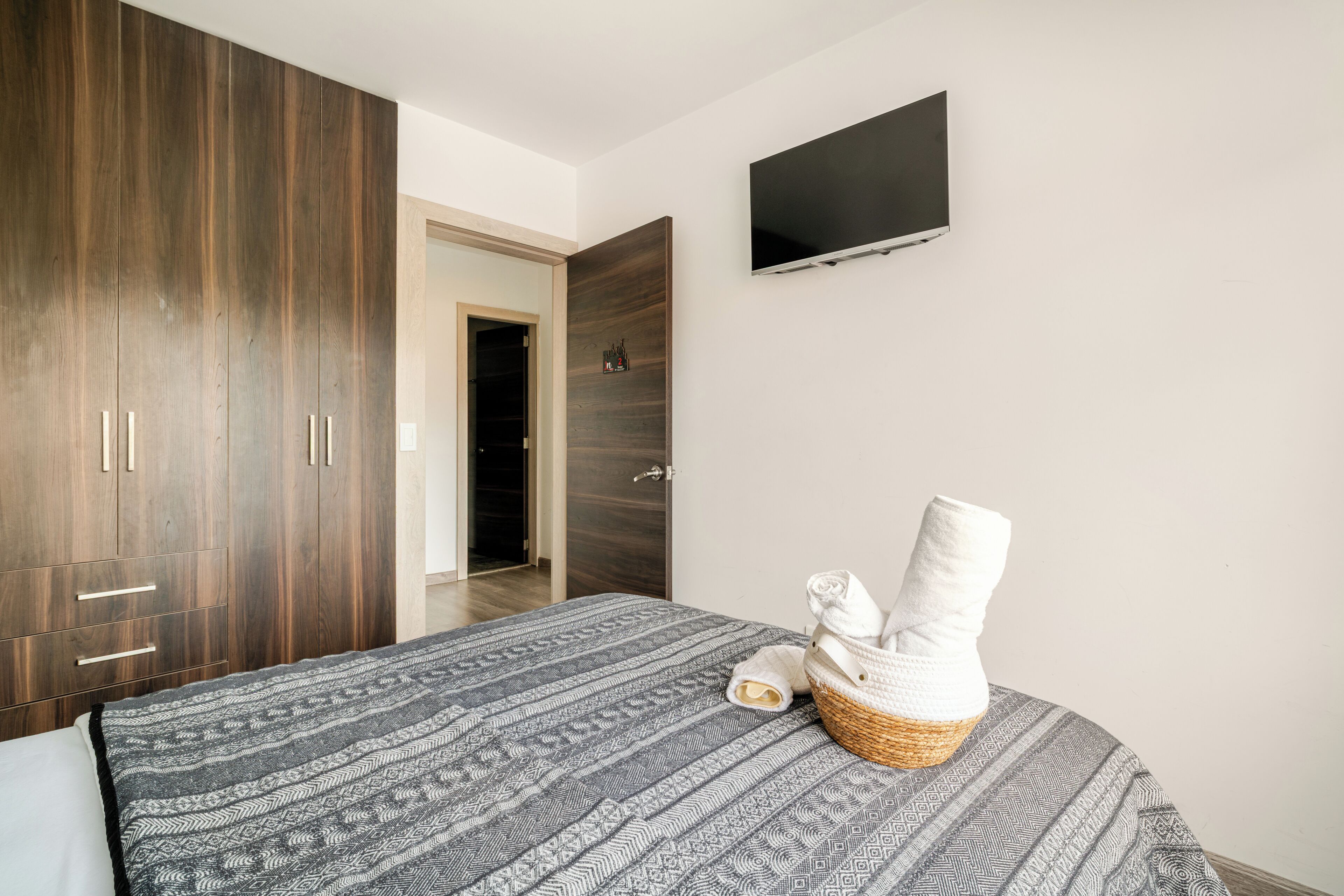 5 Schlafzimmer, Schreibtisch, Bügeleisen/Bügelbrett, kostenloses WLAN