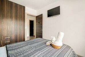 5 bedrooms, desk, iron/ironing board, free WiFi - Family Home with Suite for 13 | Mall del Alto | Garage | BBQ | Pet-Friendly (Cuenca)