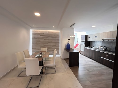 Beautiful house+suite: Convenient, comfortable, safe, well located, garage, barbecue area