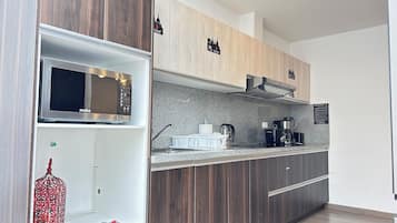 Een koelkast, een microgolfoven, een kookplaat