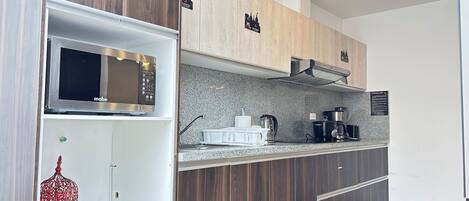 Geladeira, micro-ondas, cooktop, cafeteira/chaleira