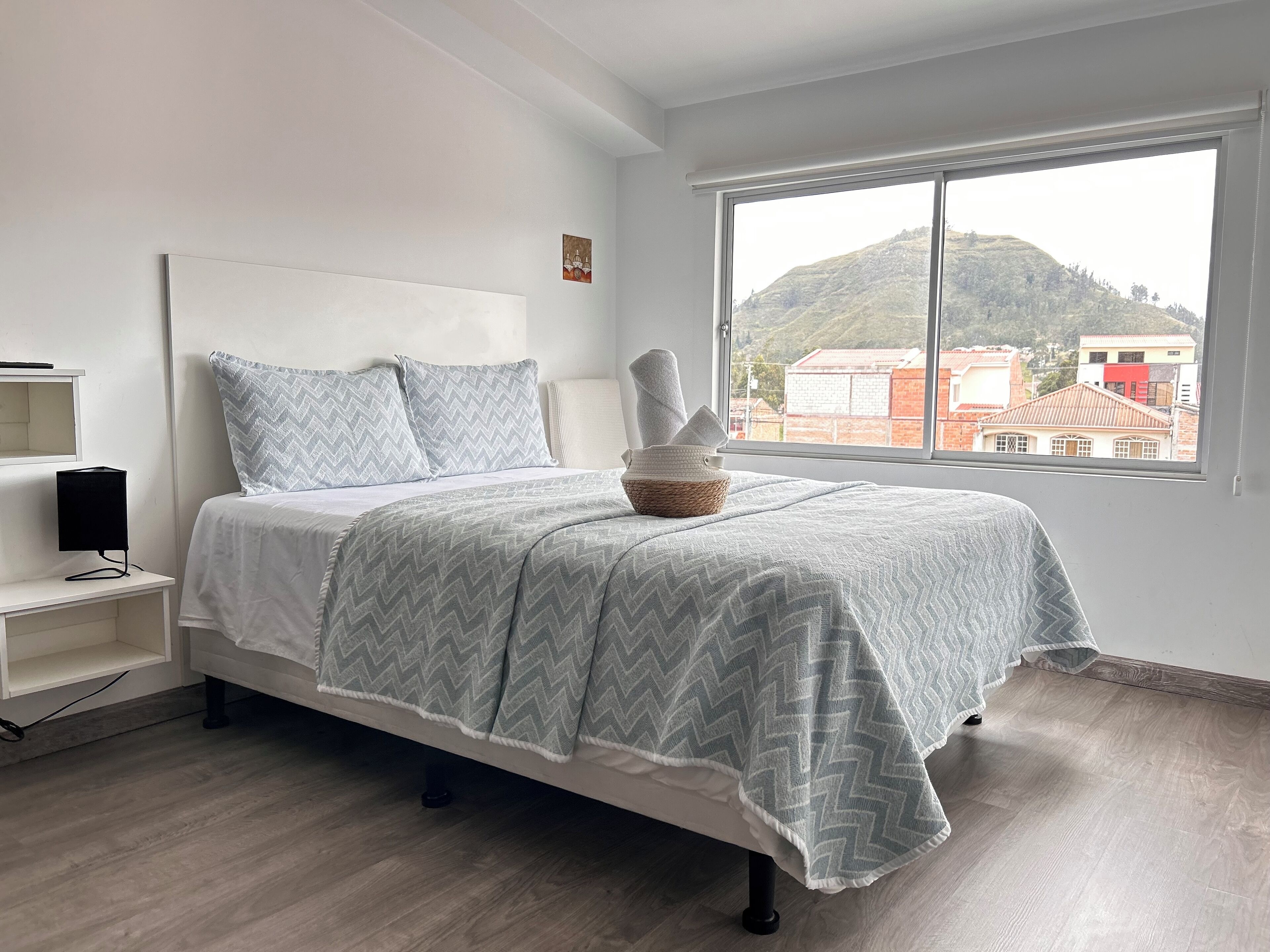 5 Schlafzimmer, Schreibtisch, Bügeleisen/Bügelbrett, kostenloses WLAN