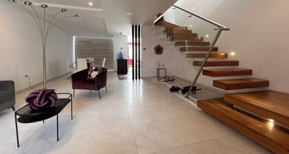 Hermosa casa+suite: Cómoda, confortable, segura, bien ubicada, garaje, asador