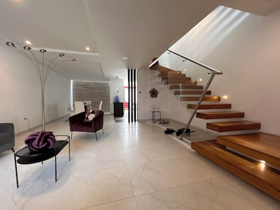 Hermosa casa+suite: Cómoda, confortable, segura, bien ubicada, garaje, asador