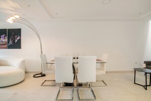 Dining - Family Home with Suite for 13 | Mall del Alto | Garage | BBQ | Pet-Friendly (Cuenca)