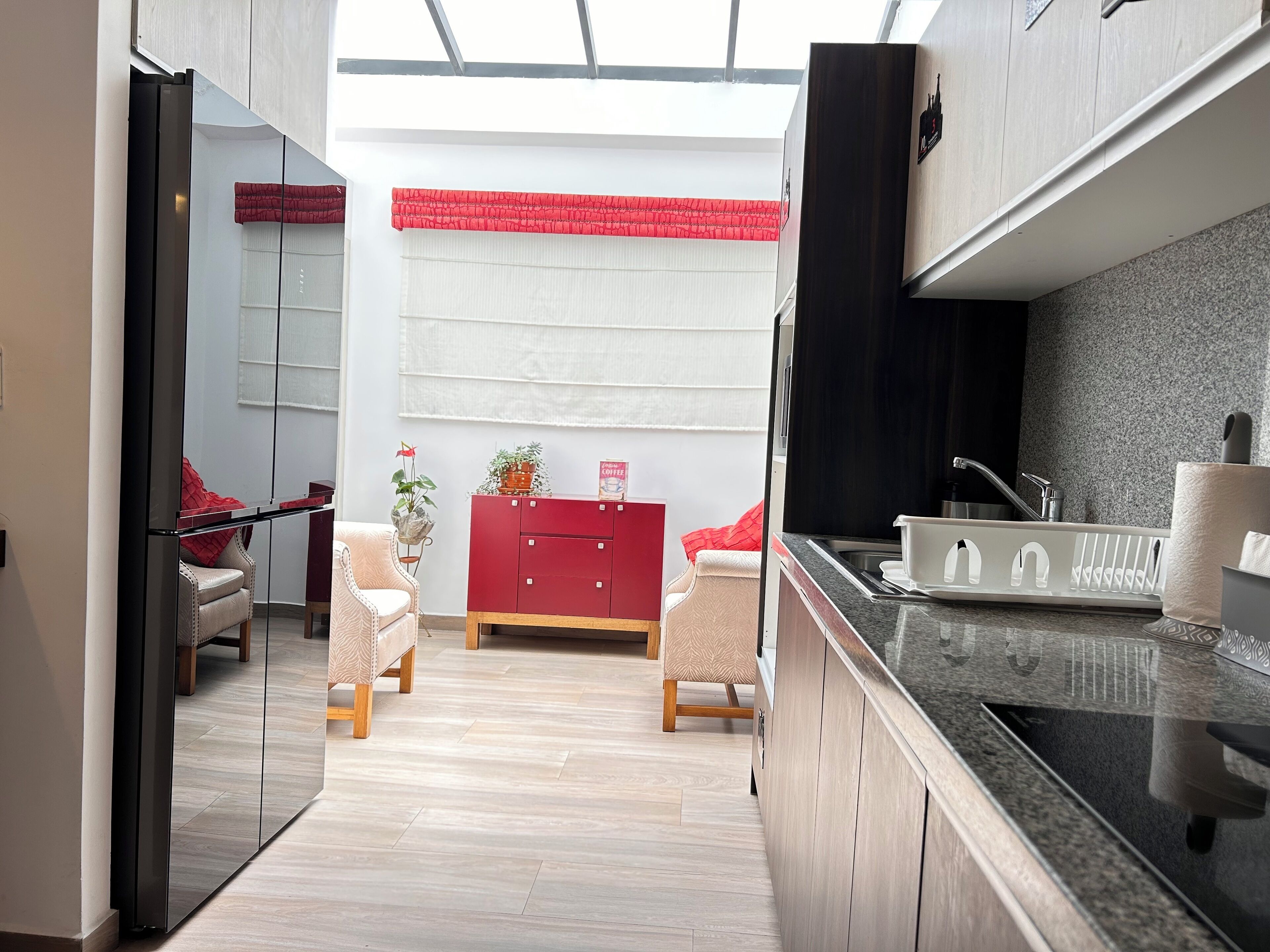 Frigorífico, microondas, placa de cocina y cafetera o tetera