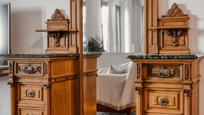 Un comò in legno con cassetti e uno specchio.