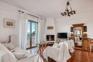 Smart TV, fireplace