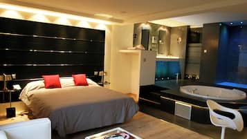 Habitació doble Deluxe, 1 llit de matrimoni gran | 1 dormitori, caixa forta a l'habitació i decoració individual