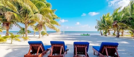På stranden, solstolar och strandhanddukar