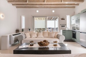 Smart-TV, Kamin, Bücher, Stereoanlage