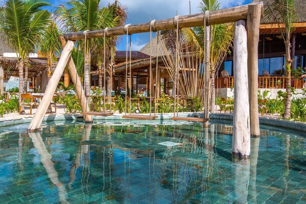 حمّام سباحة مُدفَّأ