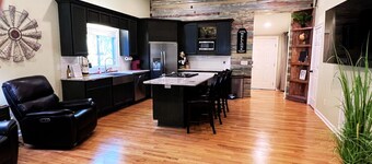Home Near USC, Perfect for Families & Graduations - Deja Blues 