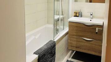 Sèche-cheveux, serviettes fournies, savon