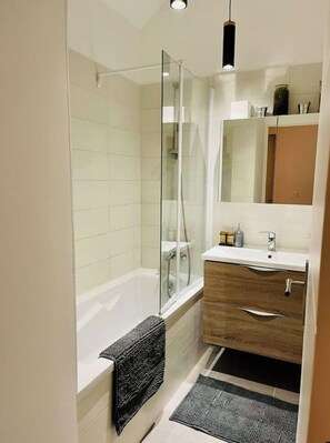 Sèche-cheveux, serviettes fournies, savon