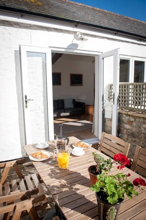 Outdoor dining - Contemporary cottage in lovely Devon village. (Musbury)