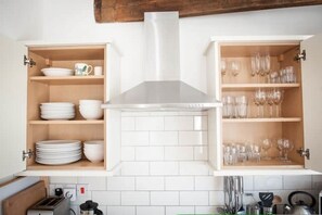 Fridge, microwave, oven, stovetop - Contemporary cottage in lovely Devon village. (Musbury)