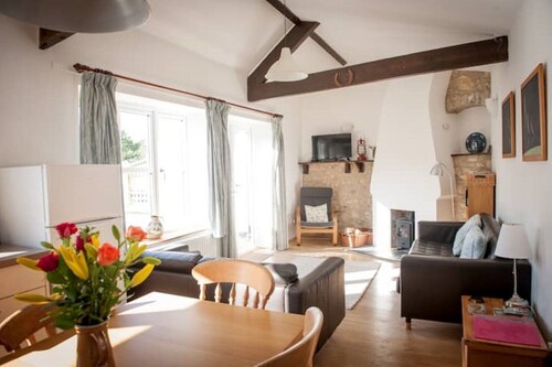 Contemporary cottage in lovely Devon village.