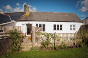 Exterior - Contemporary cottage in lovely Devon village. (Musbury)