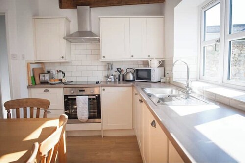 Contemporary cottage in lovely Devon village.