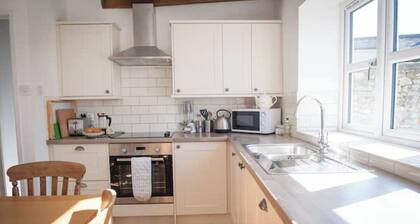 Contemporary cottage in lovely Devon village.