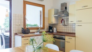 Eine Küche mit Holztischplatte, einem Herd und Schränken.